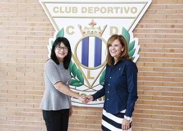 Layhoon ( presidenta del Valencia ) y María Victoria Pavón ( presidenta del Leganés ) juntas antes del encuentro de Primera División entre el Leganés y el Valencia en 2016.