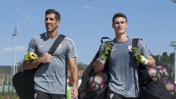 ROTACIÓN. Gorka Iraizoz (a la izquierda) volverá a jugar cuatro partidos después, mientras que Arrizabalaga no viajó a Málaga.