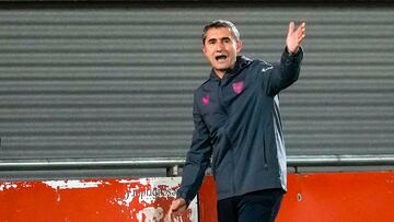 RUBÍ (BARCELONA), 01/11/2023.- El entrenador del Athletic, Ernesto Valverde, durante el encuentro correspondiente a la primera eliminatoria de la Copa del Rey ante el Rubí que disputan hoy miércoles en el estadio Can Rosés de la localidad barcelonesa. EFE/Alejandro García
