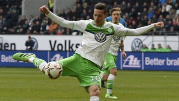Football Soccer - VfL Wolfsburg v Bayern Munich - German Bundesliga - Volkswagen Arena, Wolfsburg, Germany - 27/02/16 VfL Wolfsburg&#039;s Julian Draxler in action.   REUTERS/Fabian Bimmer DFL RULES TO LIMIT THE ONLINE USAGE DURING MATCH TIME TO 15 PICTURES PER GAME. IMAGE SEQUENCES TO SIMULATE VIDEO IS NOT ALLOWED AT ANY TIME. FOR FURTHER QUERIES PLEASE CONTACT DFL DIRECTLY AT + 49 69 650050