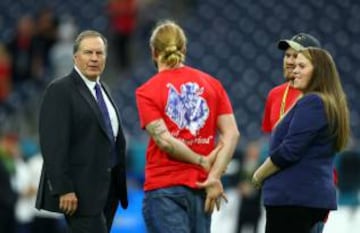 El head coach de los New England Patriots, Bill Belichick, está inspeccionando el terreno de juego.