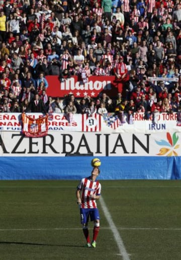 El delantero Fernando Torres da unos toques al balón durante su presentación como nuevo jugador del Átletico de Madrid, en su regreso cedido hasta el 30 de junio de 2016