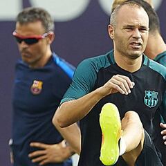 Luis Enrique administra por tercer año los minutos de Iniesta
