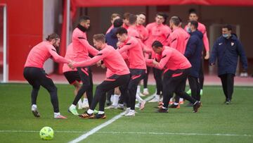 La plantilla del Sevilla, durante el último entrenamiento.