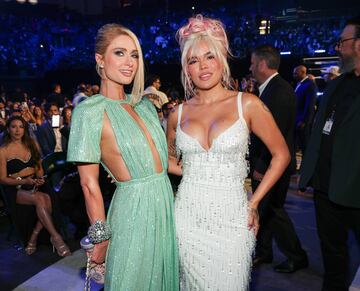 Karol G y Paris Hilton durante la celebración de los Latin Billboard Awards.