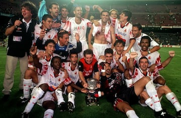 Fue campen en 1998 y subcampen en una ocasin. En la foto, los jugadores del Mallorca posan con la Supercopa de 1998. 