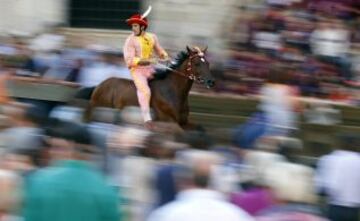 En Siena, desde mediados del siglo XVII, se celebra esta carrera de caballos a pelo con la intención de ganar el Palio, una bandera de seda que representa la Virgen con el Niño.