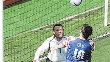 <b>LA TUVO A HUEVO</b>. El croata Olic pudo marcar, pero su remate lo estrelló en el larguero.