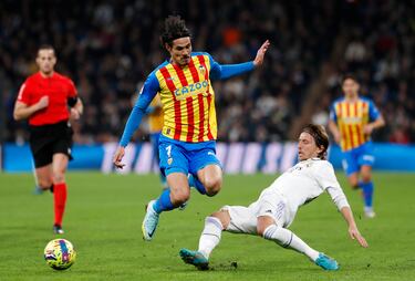 Entrada de Modric sobre Cavani.