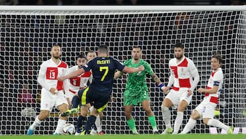 John McGinn marca ante Croacia.