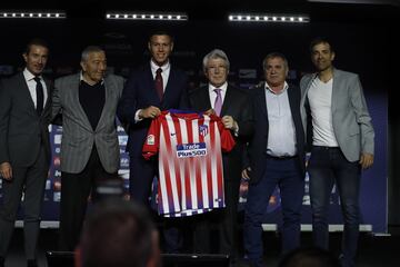 El jugador durante la presetnación ha estado acompañado de Enrique Cerezo, presidente del Atleti, Clemente Villaverde, gerente y consejero, Antonio Alonso, consejero, Andrea Berta, director deportivo, Roberto Solozábal, presidente de la Asociación de Leyendas Atlético de Madrid, Marcelino Pérez Ayllón, leyenda del club, e Iselín Santos Ovejero, leyenda rojiblanca y compatriota de Nehuén.
