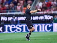 Referee Ismael Rosario Lopez during the 13th round match between Guadalajara and Pumas UNAM as part of the Liga BBVA MX Varonil, Torneo Clausura 2026 at Akron Stadium, on April 05, 2026 in Guadalajara, Jalisco, Mexico.
