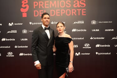 Varane y su mujer Camille Tytgat, posando en la alfombra roja de los Premios AS del Deporte 2025.