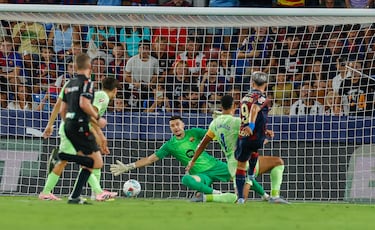Después de una gran jugada y una filigri, Ivan envía la pelota Romeo al final de la red.