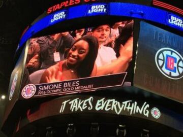 Simone Biles en el Staples Center durante el partido que enfrentó a Los Angeles Clippers y a Golden State Warriors.