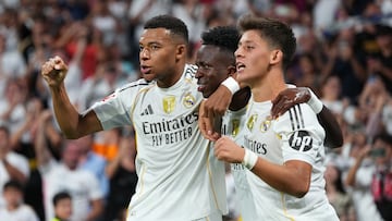MADRID, SPAIN - AUGUST 30: Vinicius Junior of Real Madrid celebrates scoring his team's second goal with teammates Kylian Mbappe and Arda Gueler during the LaLiga EA Sports match between Real Madrid CF and RCD Mallorca at Estadio Santiago Bernabeu on August 30, 2025 in Madrid, Spain. (Photo by Angel Martinez/Getty Images)