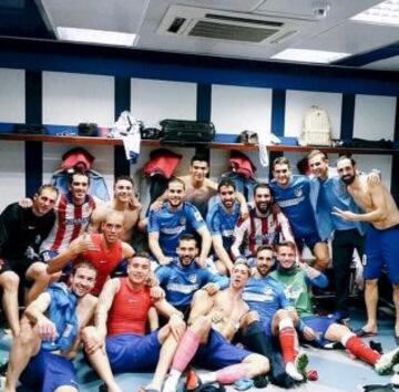 Los jugadores del Atlético celebran el pase a cuartos en el vestuario.