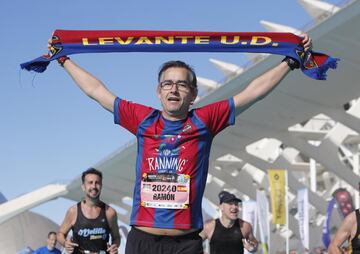 Participantes de la maratón de Valencia Trinidad Alfonso EDP llegando a la meta cerca del Oceanogràfic de Valencia.