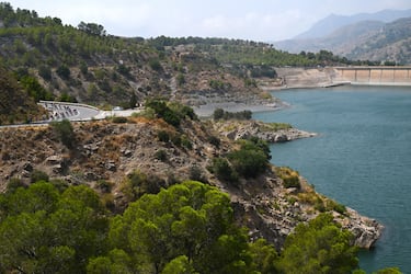 El pelotón durante a su paso por la presa de Beznar.
