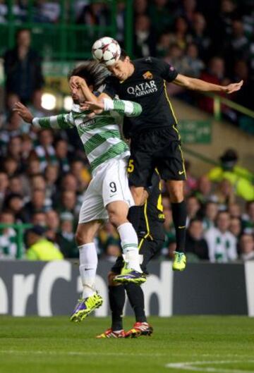 Bartra y Samaras luchan por un balón.