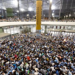 Recibimiento apoteósico al Málaga en el aeropuerto