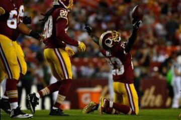 Las trincheras fueron la clave de este duelo. Los Redskins ganaron 22 a 18 a los Jets, pero lo relevante fue que, con las unidades titulares sobre el campo, en ambos lado de las l¨ªneas los de Washington se mostraron dominantes, algo que debe preocupar a Todd Bowles. DeAngelo Hall, reconvertido a safety, recuper¨® este fumble forzado por el buen juego de su unidad.