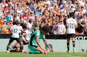 El jugador del Atlético de Madrid, Witsel, se lamenta del segundo gol del Valencia. 