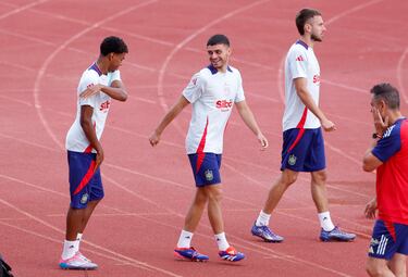 Lamine Yamal y Pedri bromean antes del inicio del entrenamiento. 
 