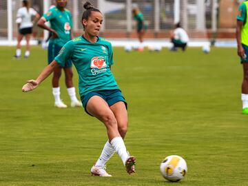 La Selección Femenina de Brasil realizó su primer entrenamiento en Bucaramanga en la cancha de la UIS. Las vigentes campeonas preparan el juego de semifinales de Copa América Femenina ante Paraguay.