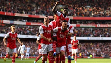 LONDON, ENGLAND - OCTOBER 09: Gabriel Martinelli of Arsenal celebrates with teammates after scoring their team's first goal during the Premier League match between Arsenal FC and Liverpool FC at Emirates Stadium on October 09, 2022 in London, England. (Photo by Justin Setterfield/Getty Images)