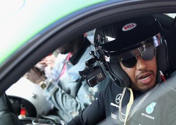 Lewis Hamilton al volante y Usain Bolt de copiloto se disponen a disfrutar del deportivo de Mercedes.