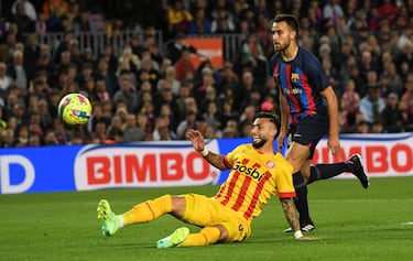 Eric García y Valentín Castellanos en una acción del juego.