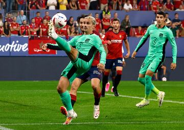 Griezmann controla un balón.