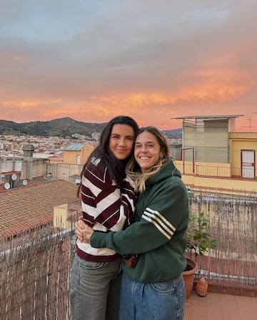 Las dos futbolistas juegan en el F.C. Barcelona y fue en el vestuario cul donde surgi el amor entre ambas. Las dos son piezas fundamentales de la mejor generacin del futbol femenino de la liga espa?ola, adems de ser las recientes supercampeonas de Espa?a.