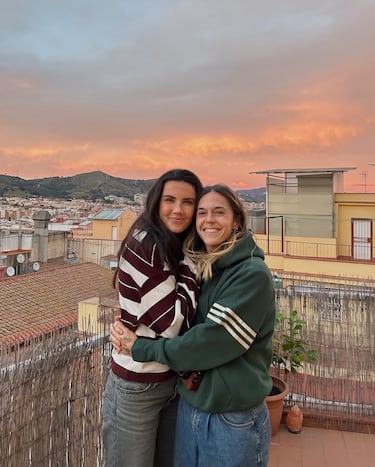 Las dos futbolistas juegan en el F.C. Barcelona y fue en el vestuario culé donde surgió el amor entre ambas. Las dos son piezas fundamentales de la mejor generación del futbol femenino de la liga española, además de ser las recientes supercampeonas de España.
