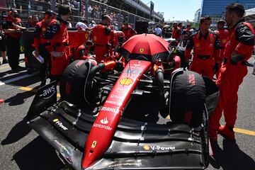 Charles Leclerc antes del inicio de la carrera en el Gran Premio de Azerbaiyán.