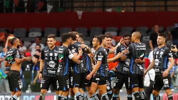 MEX6362. CIUDAD DE MÉXICO (MÉXICO), 24/09/2023.- Jugadores del Querétaro, celebran un triunfo ante el Cruz Azul durante un juego por la jornada 9 del torneo Apertura 2023 de la Liga MX del fútbol mexicano hoy, en el estadio Azteca, en Ciudad de México (México). EFE/Mario Guzmán