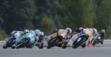 Niccolo Antonelly y Brad Binder en primera y segunda posición durante la carrera de Moto3.