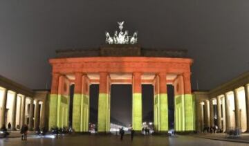 La Puerta de Brandenburgo con los colores de la bandera nacional.
