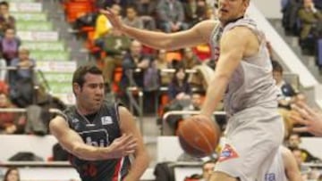 <b>ACERTADO. </b>Carlos Cabezas pasa el balón ante Yannick Driesen.