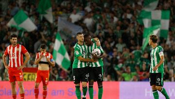 SEVILLA, 16/10/2022.- El centrocampista portugués del Betis William Carvalho (C) celebra su gol ante el Almería durante el partido de la novena jornada de Liga que disputan en el estadio Benito Villamarín. EFE/ Julio Muñoz
