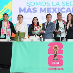 La doble medallista olímpica Alejandra Orozco es reconocida por el futbol