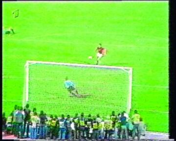 La final de la Eurocopa de Yugoslavia en 1976 entre Checoslovaquia y Holanda (que ganaron los checos) pasará a la historia por una cosa: el penalti de Panenka.
El encuentro terminó 2-2, y tras la prórroga fueron a la tanda de penaltis. El checo fue el último en lanzar de su equipo, y fue el gol que le dio la Eurocopa a Checoslovaquia.