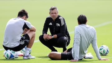 AUSTIN, TEXAS - JULY 21: Head Coach Nico Estevez talks with players during a training session ahead of the MLS All-Star game at St. David's Performance Center on July 21, 2025 in Austin, Texas. Jamie Squire/Getty Images/AFP (Photo by JAMIE SQUIRE / GETTY IMAGES NORTH AMERICA / Getty Images via AFP)