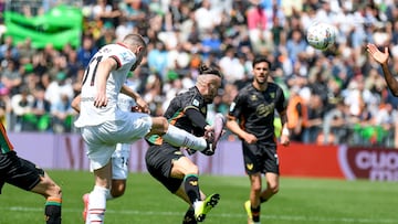 Santi Giménez reaparece