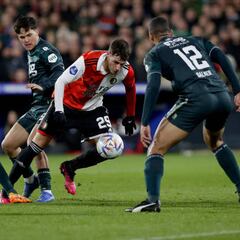 Santiago Giménez fue titular en la victoria del Feyenoord