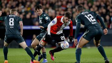 Santiago Giménez en el partido contra el Groningen.