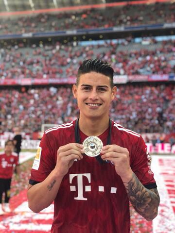 Con trofeo y cerveza en mano Bayern y James celebran el título