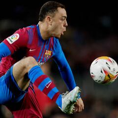 Reporte: Sergiño Dest se quedaría en el Barcelona de Xavi