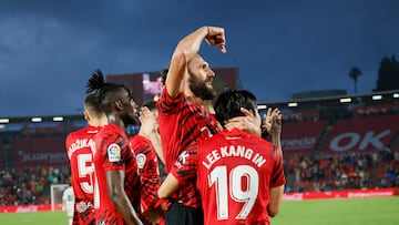 PALMA DE MALLORCA, 25/05/2023.- El delantero kosovar del RCD Mallorca Vedat Muriqi (2d) celebra su gol, durante el encuentro de la jornada 36 de LaLiga entre el RCD Mallorca y el Valencia CF, este jueves en el estadio de Son Moix, en Mallorca. EFE/CATI CLADERA
